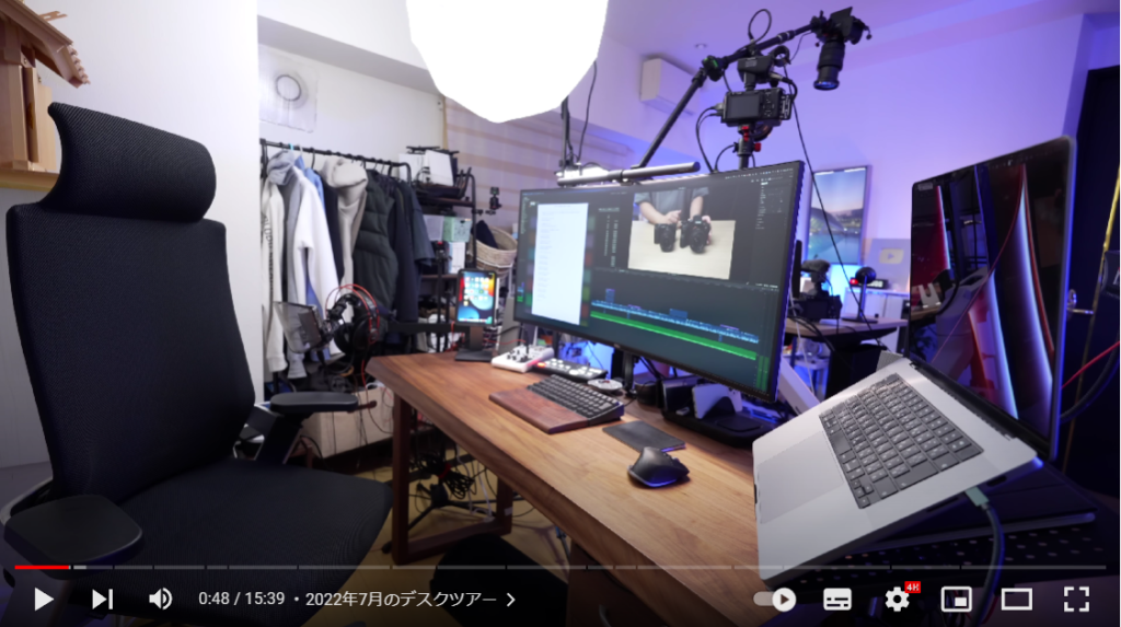 ワタナベさんのデスクが写し出されている場面。デスクの上にはスクリーン・マウスなどの機器が置かれている。