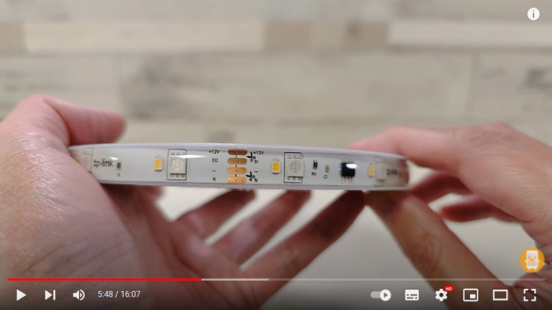 巻かれた状態のテープライトを投稿者さんが持っています。画面の中央あたりにテープライトの表面でハサミのマークが書かれたところがあります。