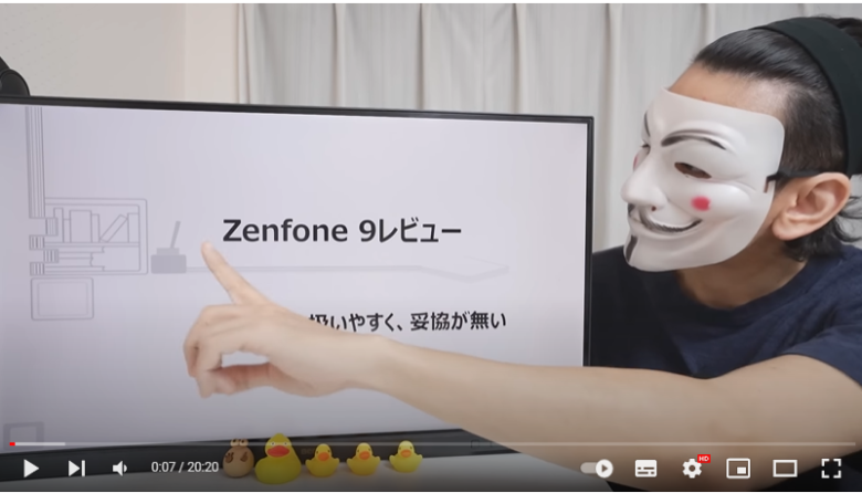 今回紹介するスマホの特徴を解説している様子。画面には「Zenfone9レビュー」と記載されている。