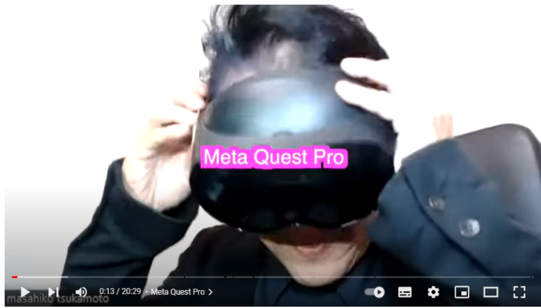 VRヘッドセットを紹介している様子。画面には、VRヘッドセットを実際に装着している様子が映し出されている。