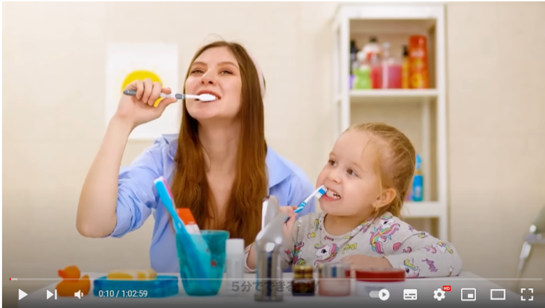 一つ目の便利なアイテムを紹介している様子。画面には親子で歯磨きしている様子が映し出されている。