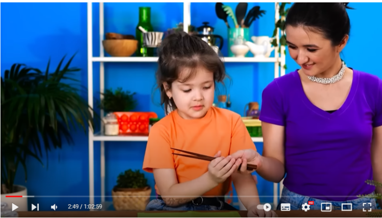 便利なアイテムを紹介している様子。画面には箸を子供に手渡している、お母さんの様子が映し出されている。