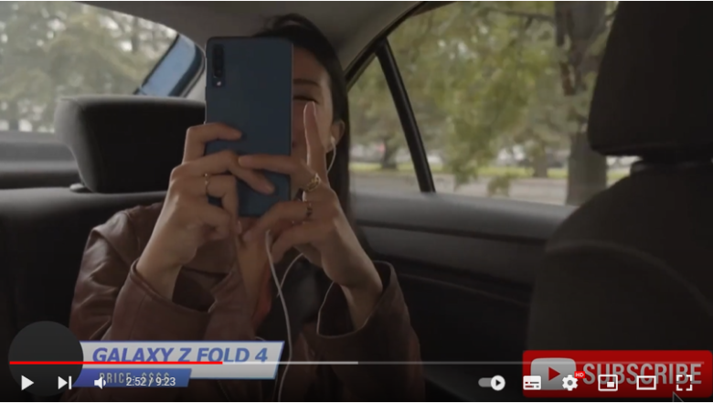 次に紹介するスマホが映し出されている。画面には、車に乗っている女性がスマホを手に持っている様子が映し出されている。