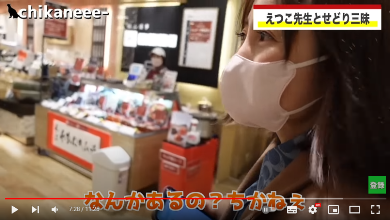 投稿者が大阪に来たら仕入れたかった商品を紹介している様子。画面には店舗を歩いている投稿者の横顔が映し出されている。