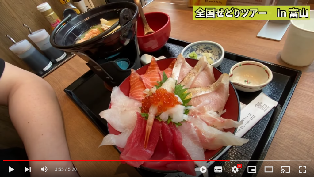 海鮮丼が写し出されている場面。仕入れの合間の食事風景。