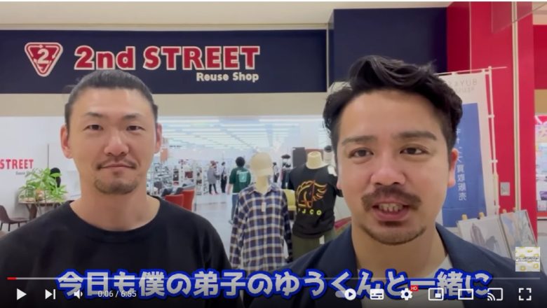 とっしーさんとお弟子さんが店舗の前に立っている様子。動画の内容を話している場面。